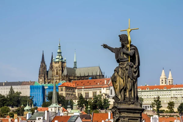 Scultura di Giovanni Battista sul ponte Carlo contro il Prag — Foto Stock