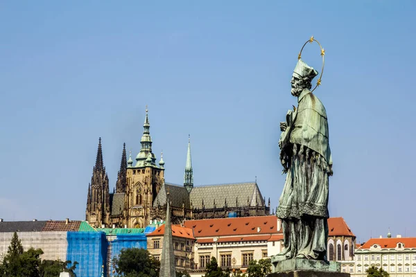 Skulptur des Hl. Johannes von Nepomuk auf der Karlsbrücke gegen die — Stockfoto