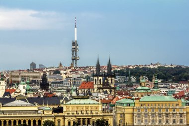Çatıdan ve Prag 'daki Zizkov TV kulesinden görüntüle.