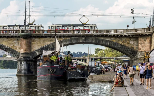 Vista del puente Palacki sobre el río Moldava en Praga . —  Fotos de Stock