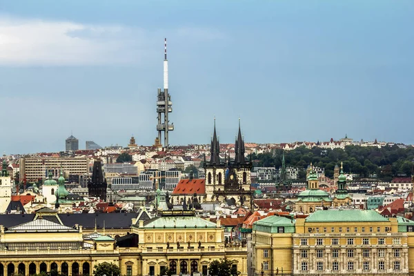 Näkymä korkeudelta katon ja Zizkov tv-torni Prahassa . — kuvapankkivalokuva