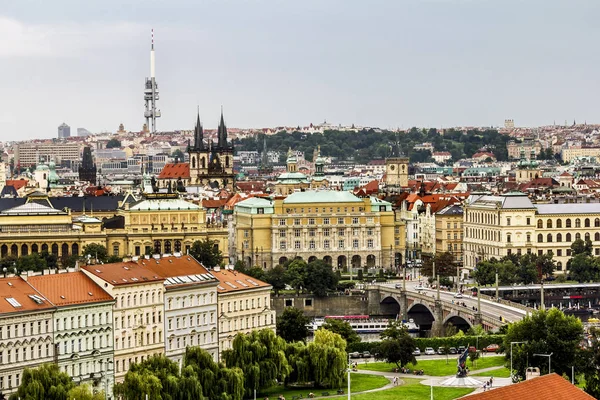 Vista desde la altura del techo y la torre de televisión Zizkov en Praga . — Foto de Stock