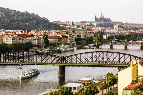 Prag 'daki Vltava ve Prag şatosu üzerindeki köprülerin manzarası. — Stok fotoğraf