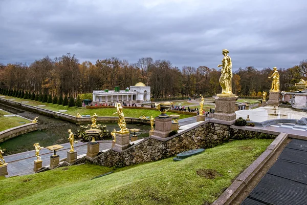 Grande cascata de fontes em Peterhof antes de se preparar para o — Fotografia de Stock