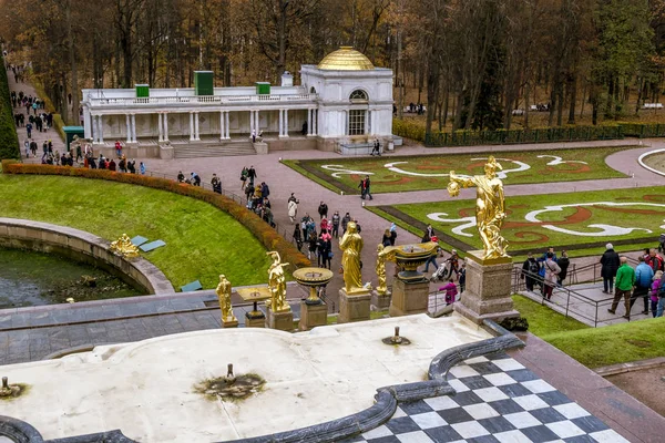 Great cascade of fountains in Peterhof before preparing for the — Stock Photo, Image