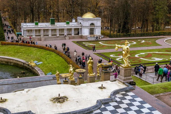 Grote waterval van fonteinen in Peterhof voor de voorbereiding op de — Stockfoto