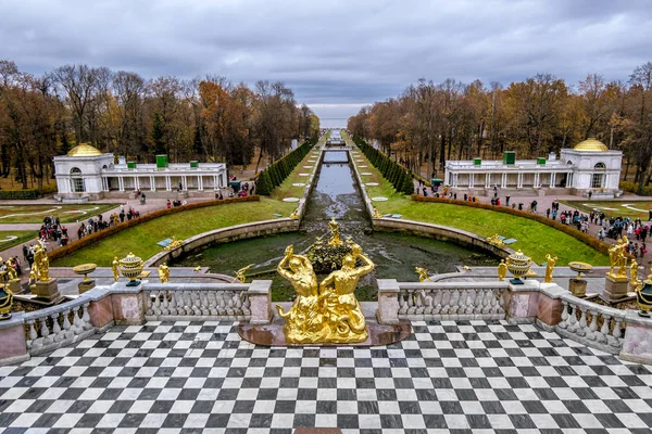 Gran cascada de fuentes en Peterhof antes de prepararse para la —  Fotos de Stock