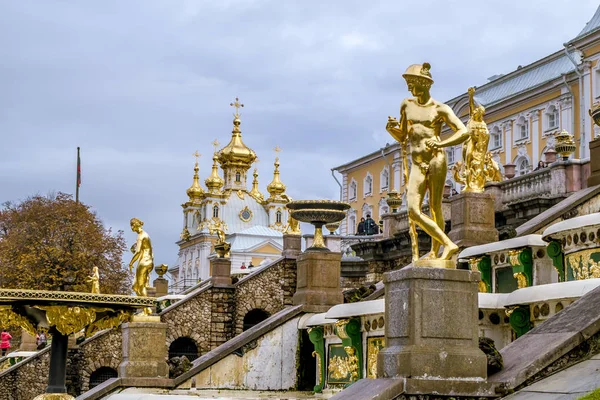 Great cascade of fountains in Peterhof before preparing for the — Stock Photo, Image