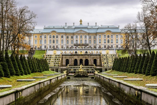 A large cascade of fountains in front of the facade of the Grand — Stock Photo, Image