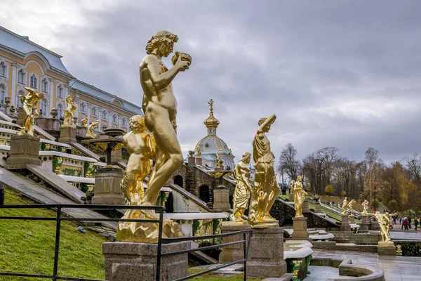 A large cascade of fountains in front of the facade of the Grand — Stock Photo, Image