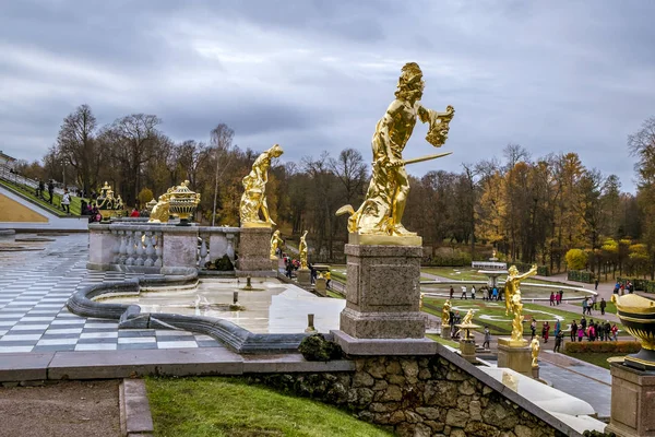 Velká kaskáda fontán v Peterhofu před přípravou na — Stock fotografie