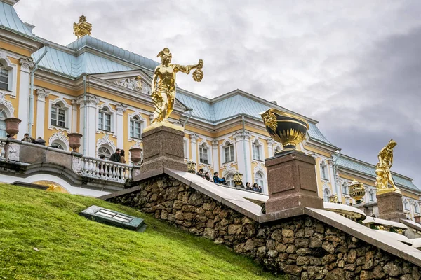 En stor kaskad av fontäner framför fasaden av Grand — Stockfoto