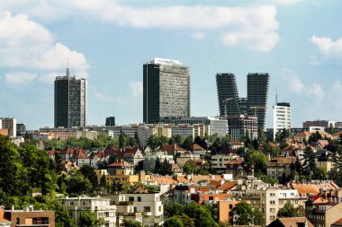 Yüksek binaların arka planındaki eski binanın görüntüsü