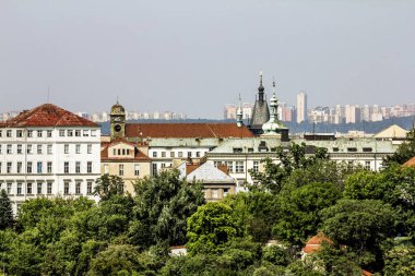 Vysehrad ilçesindeki çatı ve evlere bakın.