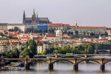 Prag 'daki Vltava ve Prag şatosu üzerindeki köprülerin manzarası.