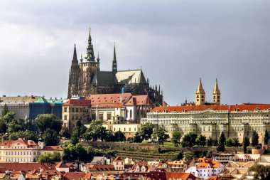 Prag Kalesi ve Prag 'daki St. Vitus Katedrali.
