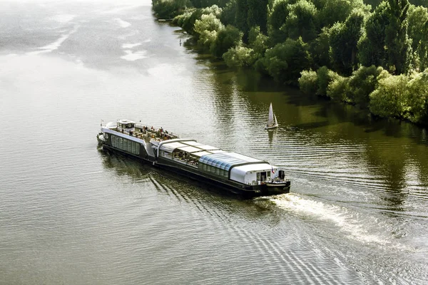 プラハのヴルタヴァ川での遊覧船. — ストック写真