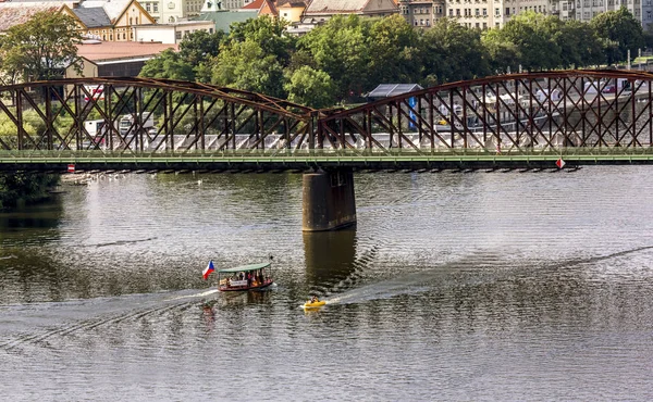 Navios de recreio navegam sob uma ponte ferroviária no rio Vltava i — Fotografia de Stock