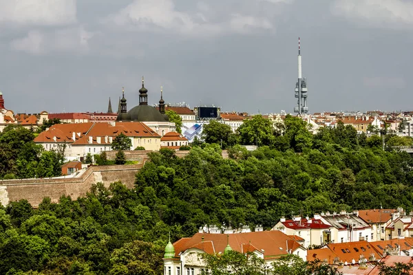 Visegrad ve Zizkov Tv kulesindeki çatı ve evlerin manzarası — Stok fotoğraf