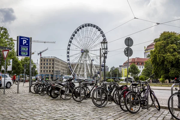 Bicicleta Estacionamento na rua no fundo do Ferris wh — Fotografia de Stock