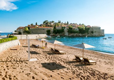 Budva.Montenegro.Haziran 4, 2015.ada oteli Sveti Stefan, güneşli bir yaz gününde.