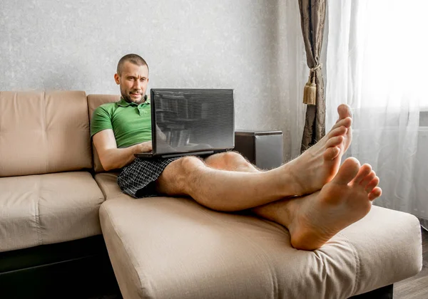 Nternette Internette Çalışan Bir Adam Kanepede Dizüstü Bilgisayarla Oturuyor — Stok fotoğraf