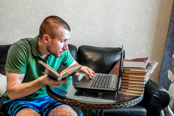 Evinde Internetten Öğrenen Bir Adam Kanepede Oturan Bir Laptoptan Öğreniyor — Stok fotoğraf