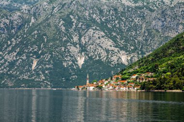 Perast.Montenegro.02 Haziran 2015. Yazın güneşli bir günde Kotor Körfezi 'nde Perast Town.