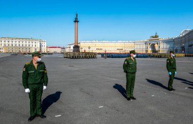 Saint-Petersburg.17 Haziran 2020.Covid-19 salgını sırasında Saint Petersburg 'daki Palace Meydanı' ndaki Zafer Geçidi 'nin provası.