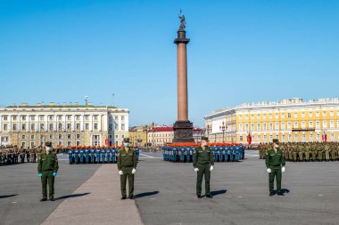 Saint-Petersburg.17 Haziran 2020.Covid-19 salgını sırasında Saint Petersburg 'daki Palace Meydanı' ndaki Zafer Geçidi 'nin provası.