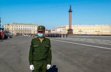 Saint-Petersburg.17 Haziran 2020.Covid-19 salgını sırasında Saint Petersburg 'daki Palace Meydanı' ndaki Zafer Geçidi 'nin provası.