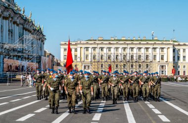 Saint-Petersburg.17 Haziran 2020.Covid-19 salgını sırasında Saint Petersburg 'daki Palace Meydanı' ndaki Zafer Geçidi 'nin provası.