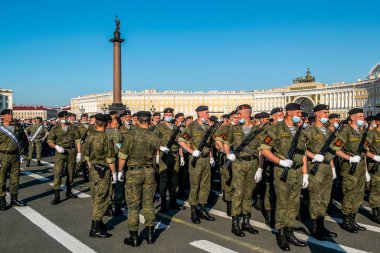 Saint-Petersburg.17 Haziran 2020.Covid-19 salgını sırasında Saint Petersburg 'daki Palace Meydanı' ndaki Zafer Geçidi 'nin provası.