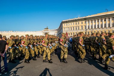 Saint-Petersburg.17 Haziran 2020.Covid-19 salgını sırasında Saint Petersburg 'daki Palace Meydanı' ndaki Zafer Geçidi 'nin provası.