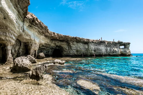 2016年5月22日希腊角的海洋洞穴和悬崖景观 — 图库照片