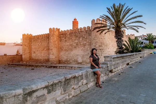 Sousse Tunisia May 2017 Girl Posing Backdrop Ribat Fortress Medina — Stock Photo, Image