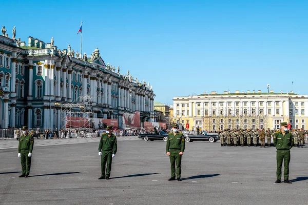 Saint-Petersburg.17 Haziran 2020.Covid-19 salgını sırasında Saint Petersburg 'daki Palace Meydanı' ndaki Zafer Geçidi 'nin provası.