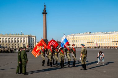 Saint-Petersburg.17 Haziran 2020.Covid-19 salgını sırasında Saint Petersburg 'daki Palace Meydanı' ndaki Zafer Geçidi 'nin provası.