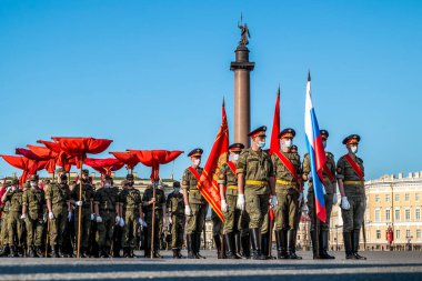 Saint-Petersburg.17 Haziran 2020.Covid-19 salgını sırasında Saint Petersburg 'daki Palace Meydanı' ndaki Zafer Geçidi 'nin provası.
