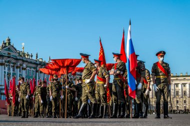 Saint-Petersburg.17 Haziran 2020.Covid-19 salgını sırasında Saint Petersburg 'daki Palace Meydanı' ndaki Zafer Geçidi 'nin provası.