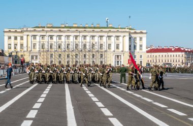 Saint-Petersburg.17 Haziran 2020.Covid-19 salgını sırasında Saint Petersburg 'daki Palace Meydanı' ndaki Zafer Geçidi 'nin provası.