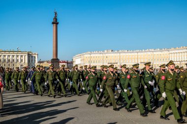 Saint-Petersburg.17 Haziran 2020.Covid-19 salgını sırasında Saint Petersburg 'daki Palace Meydanı' ndaki Zafer Geçidi 'nin provası.