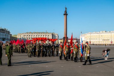 Saint-Petersburg.17 Haziran 2020.Covid-19 salgını sırasında Saint Petersburg 'daki Palace Meydanı' ndaki Zafer Geçidi 'nin provası.