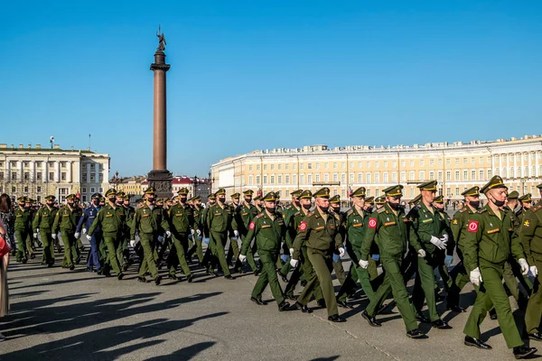 Saint-Petersburg.17 Haziran 2020.Covid-19 salgını sırasında Saint Petersburg 'daki Palace Meydanı' ndaki Zafer Geçidi 'nin provası.