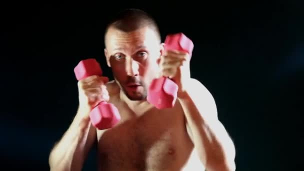 Hombre Una Postura Lucha Con Torso Desnudo Boxeando Sosteniendo Pesas — Vídeos de Stock