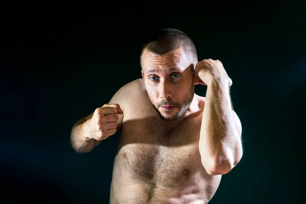 Hombre Una Postura Lucha Con Una Caja Torso Desnuda Sobre —  Fotos de Stock