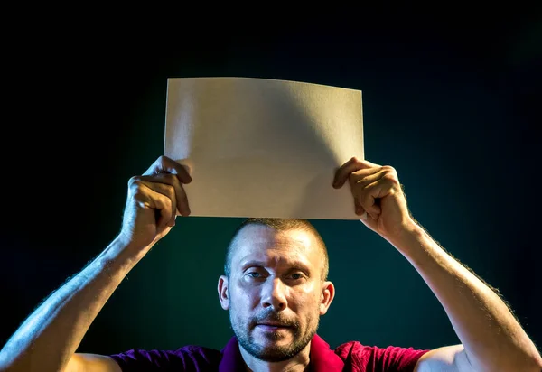 Mężczyzna Trzyma Plakat Nad Głową Ciemnoniebieskim Tle — Zdjęcie stockowe