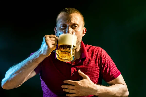 Man Tycker Att Dricka Från Mugg Mörkgrön Bakgrund — Stockfoto