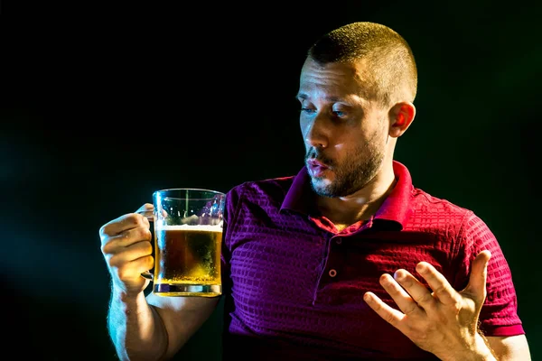 Uomo Gode Bere Birra Una Tazza Uno Sfondo Verde Scuro — Foto Stock