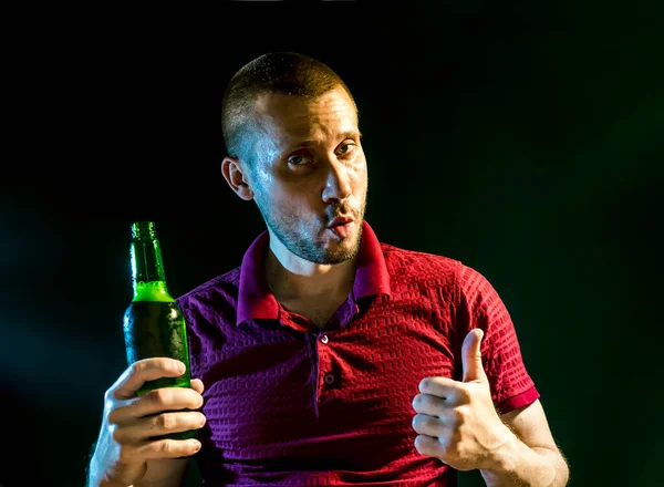 Człowiek Chętnie Pije Piwo Butelki Ciemnozielonym Tle — Zdjęcie stockowe
